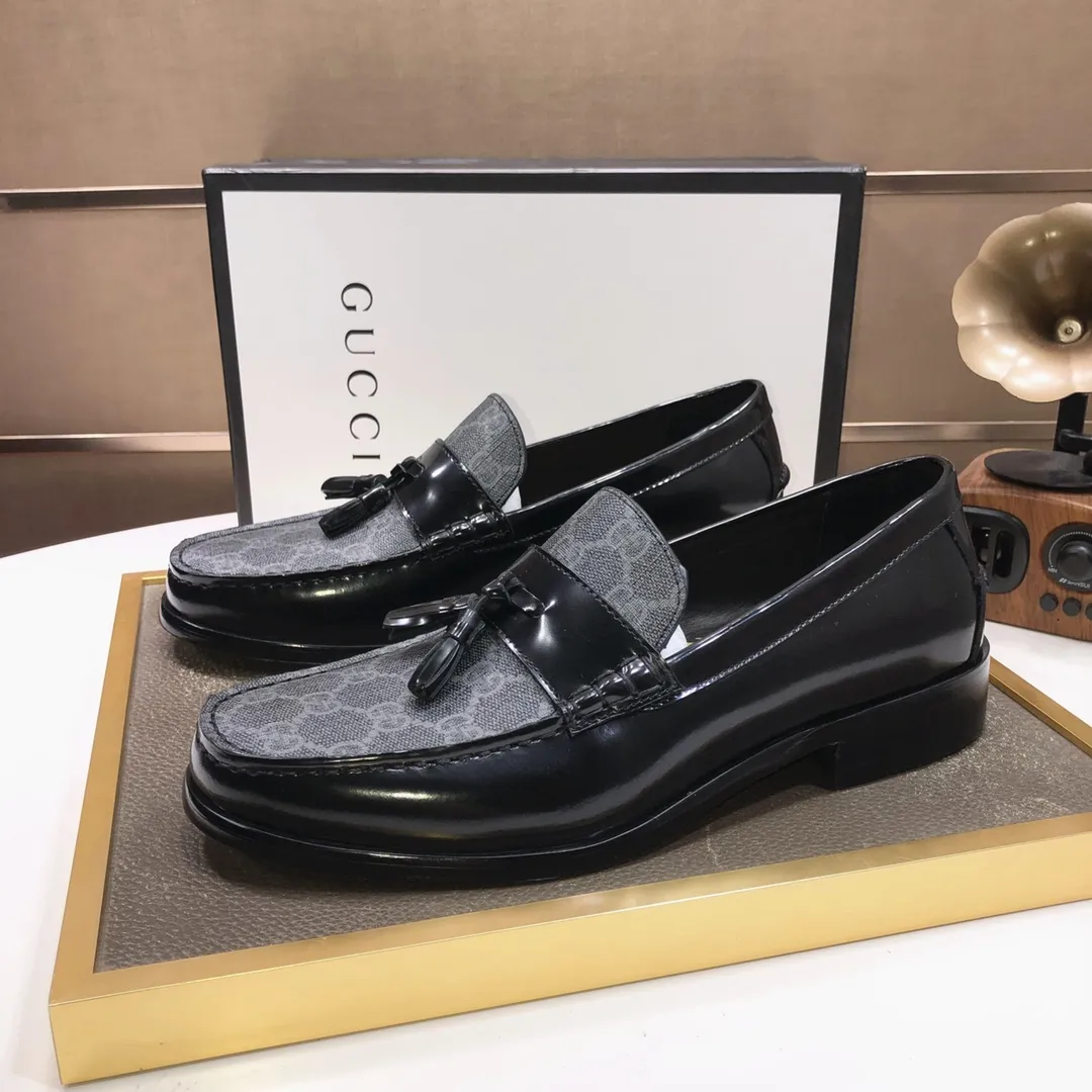 Factory batch 580💰Italy’s top luxury men’s shoe giant (GUCCI) (Gucci) (full cowhide lining) new arrival🍃Original European style🔰 Pleasant to the eye😍In order to make the shoes more durable and non-deformable🌀The production continues to follow traditional methods but there is still no lack of innovation💪Select original cowhide for the leather♻️Smooth, natural and extra bright⭐Made of imported cowhide The rich man’s first choice 38-45 (45 customized)